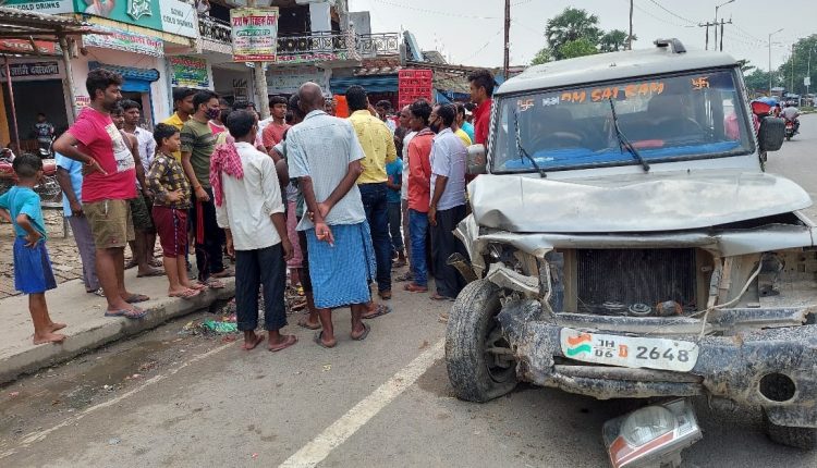 चार लोगों को रौंदने के बाद क्षतिग्रस्त बोलेरो को देखते लोग।