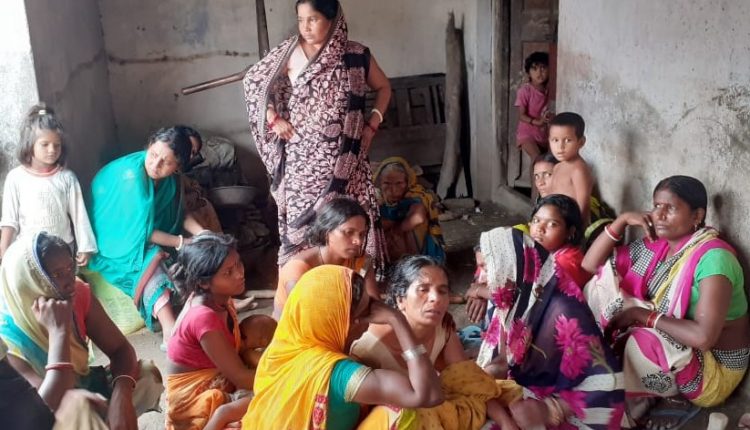 विषाक्त मछली खाने से तीन लोगों की मौत के बाद शोकाकुल परिजन को सांत्वना देतीं गांव की महिलाएं।