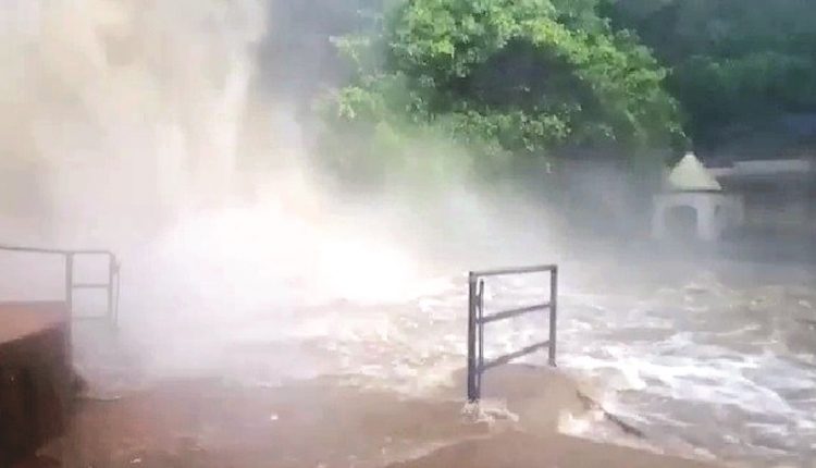 ककोलत जलप्रपात में आया जल सैलाब।