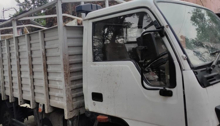 परसथुआ में पकड़ा गया गांजा लदा ट्रक।