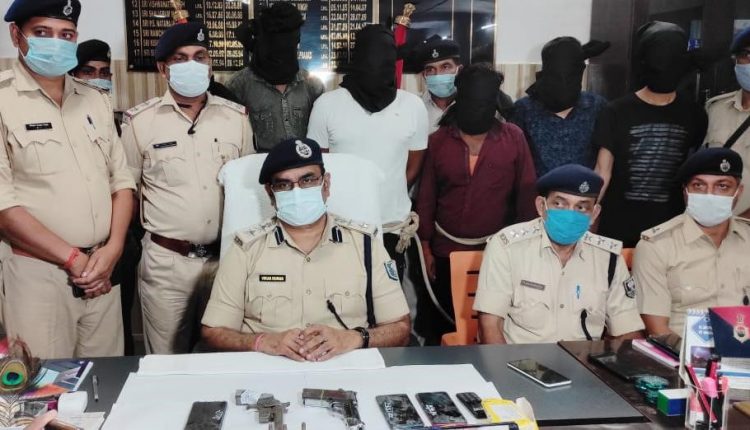 रंगदारी नहीं देने पर व्यवसायी को गोली मारने वाले अपराधियों को मीडिया के सामने पेश करते कटिहार के एसपी विकास कुमार।