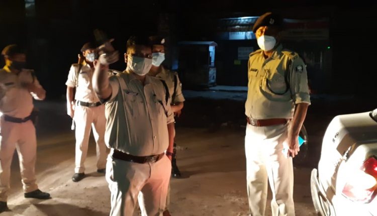 रात्रि गश्ती का जायजा लेने सड़क पर उतरे रोहतास पुलिस कप्तान आशीष भारती।