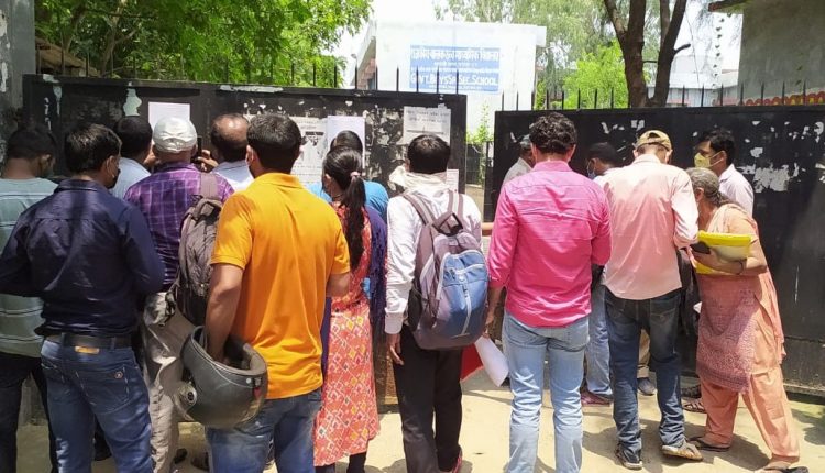 शिक्षक बहाली के लिए नियोजन केंद्र पहुंचे अभ्यर्थी। फाइल फोटो