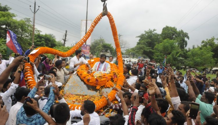 केंद्रीय मंत्री पशुपति पारस को क्रेन की मदद से एक टन फूलों की माला पहनाते समर्थक।