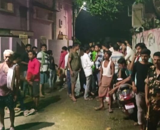 केमिकल में लाश गलाने की घटना के बाद बिल्डिंग के बाहर जुटे स्थानीय लोग।