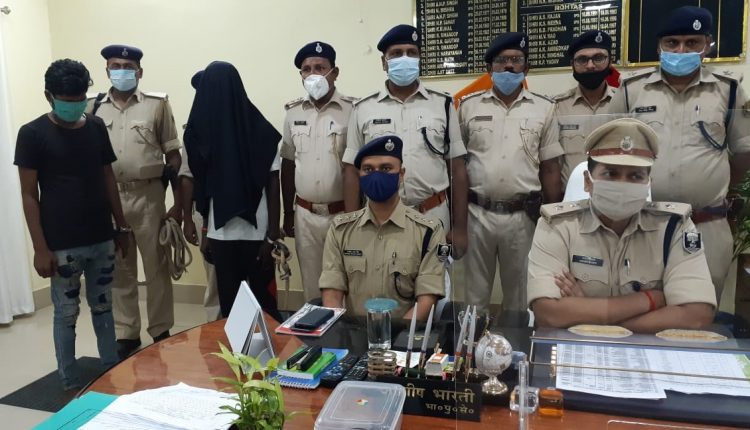 रोहतास पुलिस की गिरफ्त में हार्डकोर नक्सली संझावन चेरो तथा जानकारी देते पुलिस कप्तान आशीष भारती।