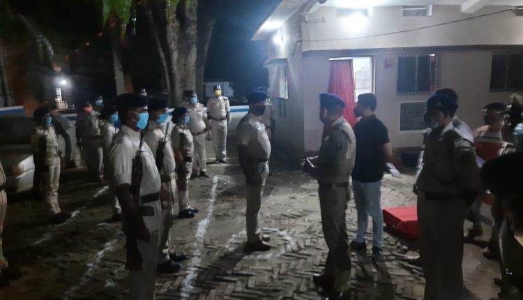 मशरक थाना का निरीक्षण करने पहुंचे सारण के पुलिस कप्तान संतोष कुमार को गार्ड ऑफ ऑनर देते जवान।