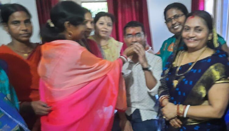 UPSC टॉपर शुभम कुमार के गांव कुम्हड़ी में मिठाई खिलाकर स्वागत करतीं महिलाएं।