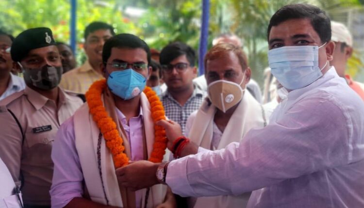 UPSC टॉपर शुभम कुमार को सम्मानित करते पूर्णिया से जदयू सांसद संतोष कुशवाहा।