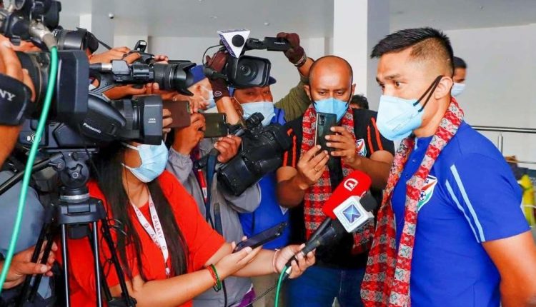 नेपाल पहुंचे भारतीय सीनियर फुटबॉल टीम के कैप्टन सुनील क्षेत्री से बात करते मीडियाकर्मी।