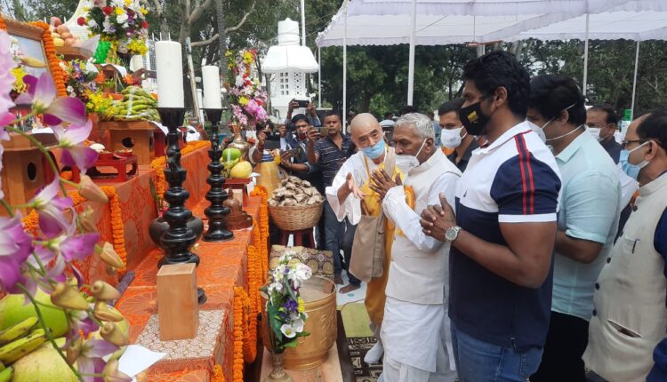 विश्व शांति स्तूप के वार्षिक समारोह में बिहार के राज्यपाल फागू चौहान व अन्य गणमान्य।