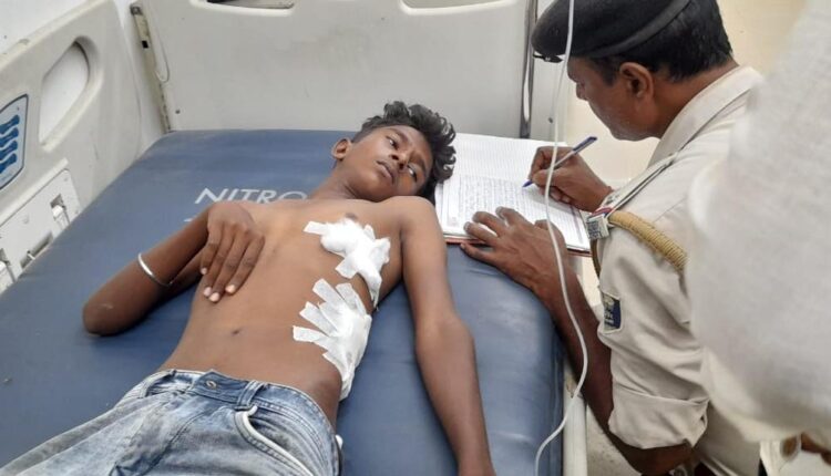 सासाराम सदर अस्पताल स्थित ट्रामा सेंटर में भर्ती किशोर का बयान दर्ज करती पुलिस।