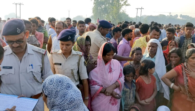 सड़क हादसे में 4 महिलाओं की मौत के बाद घटनास्थल पर पहुंची पुलिस तथा लोगों का हुजूम।