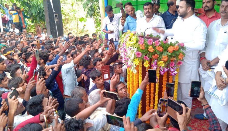 शेखपुरा में श्रीबाबू की जयंती पर समारोह को संबोधित करते नेता प्रतिपक्ष तेजस्वी यादव।