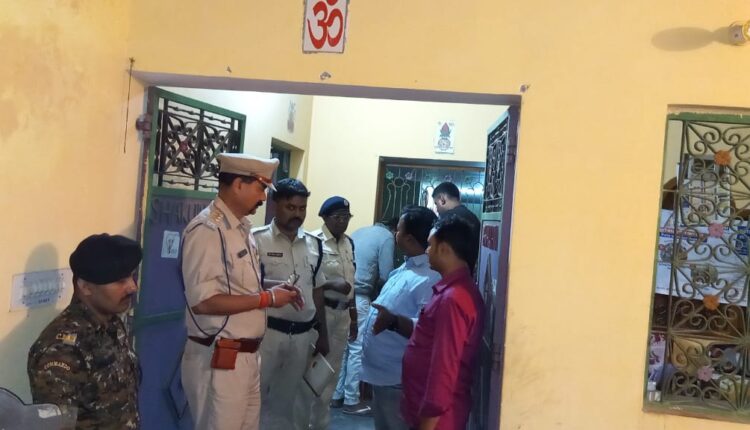 बिजली विभाग के कर्मी को गोली लगने के बाद घटनास्थल की जांच करते एसडीपीओ, थानाध्यक्ष व अन्य।