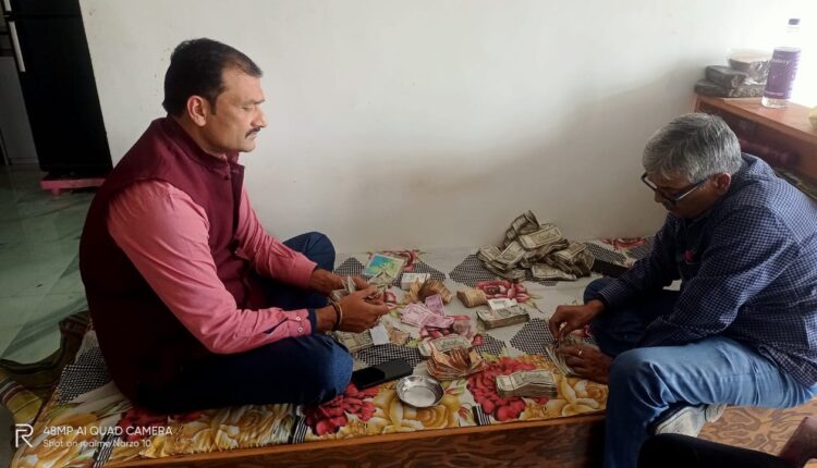 सीनियर डिप्टी कलेक्टर सह भूअर्जन पदाधिकारी सह नगर आयुक्त राजेश कुमार गुप्ता के सासाराम स्थित आवास से बरामद कैशद्ध