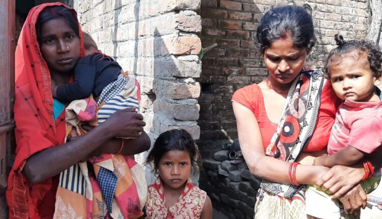 कथित जहरीली शराब से मौत के बाद शोकाकुल परिजन।