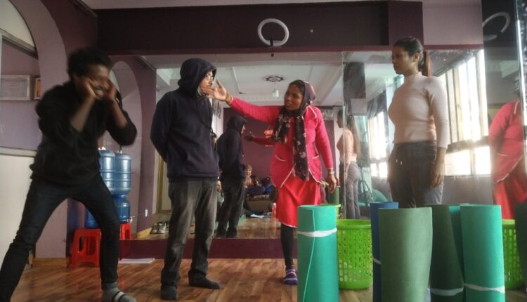 सरिता साह निर्देशित नाटक 'ढकिया में नागरिकता' का रिहर्सल करते कलाकार।