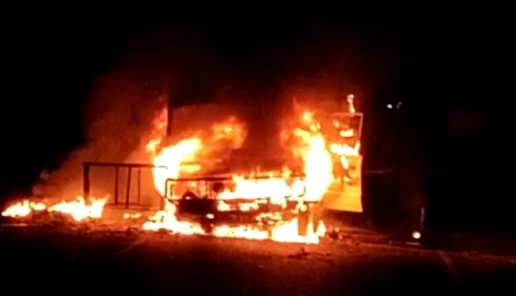 जमुई में मुखिया प्रकाश महतो की हत्या के विरोध में उग्र भीड़ ने जलाया पुलिस का वाहन।