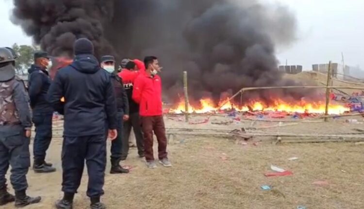 भोजपुरी सिनेस्टार खेसारीलाल यादव के प्रोग्राम स्थल पर धू-धू कर जलतीं मोटरसाइकिलें।