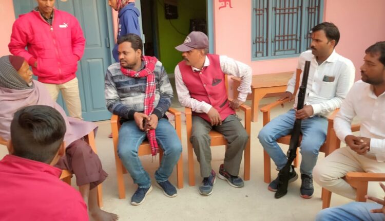 नौबतपुर के जमलपुरा पंचायत में वार्ड सदस्य संजय वर्मा की हत्या के बाद पीड़ितों को सांत्वना देने पहुंचा मौर्य शक्ति का शिष्टमंडल।