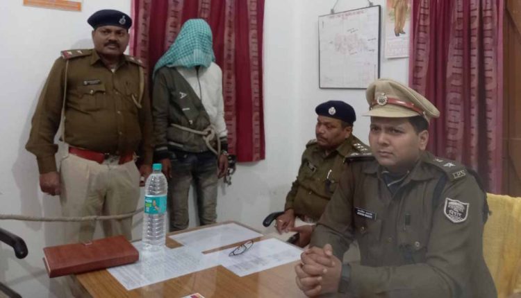 कुख्यात रिपू यादव की गिरफ्तारी की जानकारी देते पुलिस कप्तान आशीष भारती