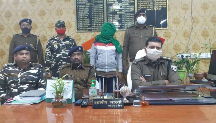 पुलिस की गिरफ्त में अपराधी और घटनाक्रम की जानकारी देते एसपी आशीष भारती।