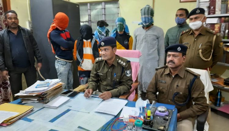 सासाराम नगर थाना पुलिस के हत्थे चढ़े बाइक चोर गिरोह के शातिर और जानकारी देते पुलिस अधिकारी।