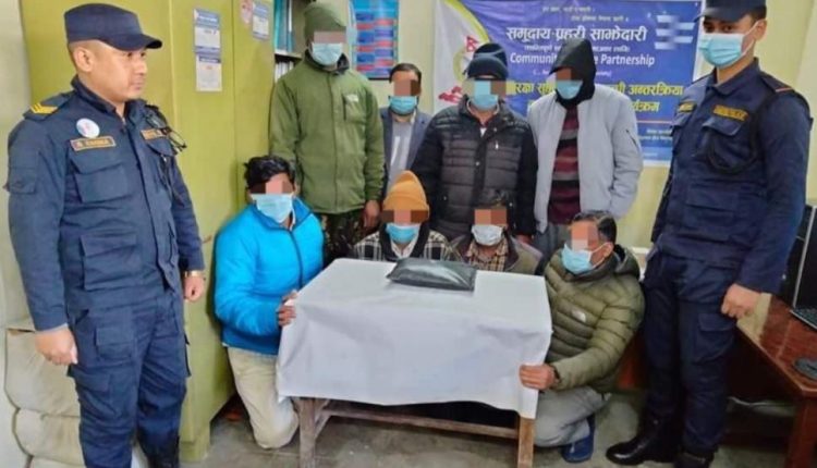 नेपाल में यूरेनियम की खेप के साथ पकड़े गए तस्कर।