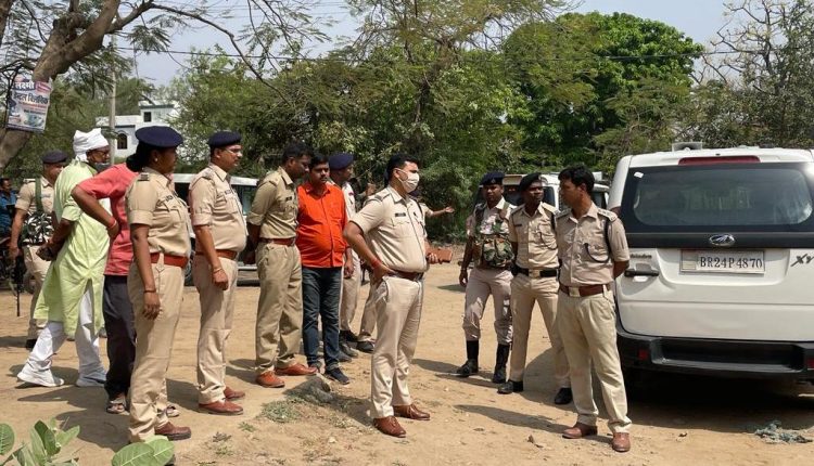 रोहतास जिले के करवंदिया में कैश लूट की वारदात के बाद घटनास्थल पर पहुंची पुलिस।