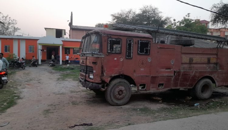 सासाराम प्रखंड कार्यालय स्थित मनरेगा भवन के पास खड़ी अग्निशमन गाड़ी।