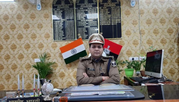 गांजा तस्करी के नेटवर्क का खुलासा करते रोहतास के पुलिस कप्तान आशीष भारती।