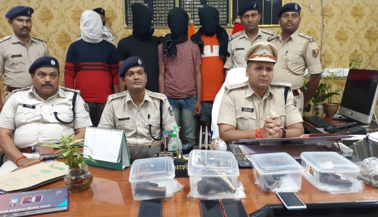 रोहतास जिले के नोखा में पकड़े गए कुख्यात अपराधी और पूरे मामले की जानकारी देते रोहतास एसपी आशीष भारती।