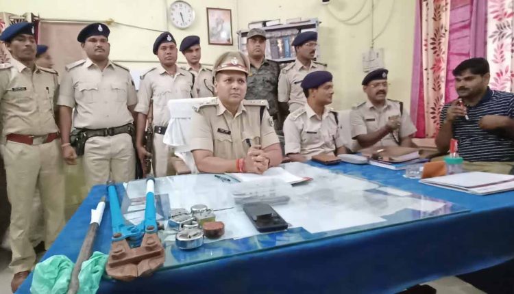 सासाराम के तकिया में पकड़े गए चोर के बारे में जानकारी देते रोहतास एसपी आशीष भारती व अन्य।