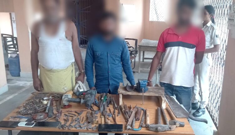 मिनी गन फैक्ट्री चलाने के आरोप में पकड़े गए अपराधी और मौके से बरामद हथियारों का जखीरा।