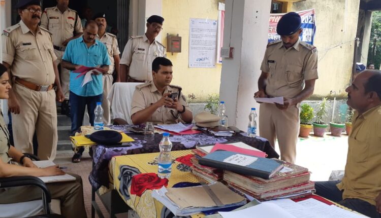 रोहतास जिले के तिलौथू थाने में समीक्षा बैठक करते एसपी आशीष भारती व अन्य अफसर।