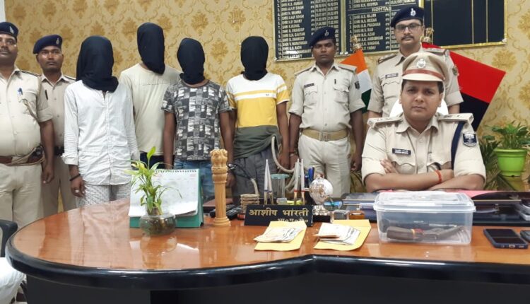 कलेक्शन एजेंट की हत्या में शामिल अपराधियों की गिरफ्तारी के संबंध में जानकारी देते एसपी आशीष भारती।