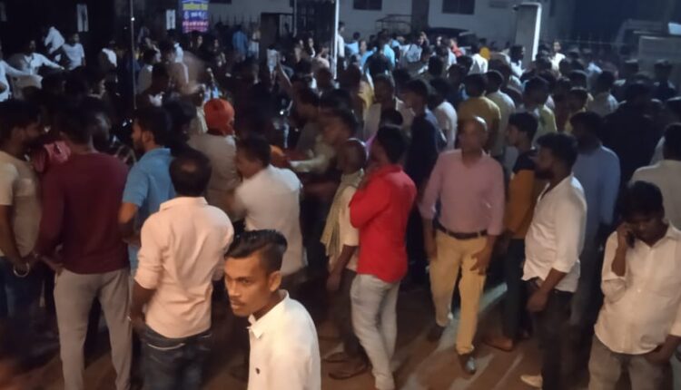 घायलों के इलाज के दौरान सासाराम सदर अस्पताल में जुटी स्थानीय लोगों की भीड़।