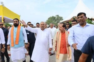 कार्यक्रम स्थल की ओर जाते मुख्यमंत्री नीतीश कुमार, डिप्टी सीएम सम्राट चौधरी व विजय कुमार सिन्हा।