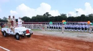 स्वतंत्रता दिवस पर ध्वजारोहण के बाद परेड का निरीक्षण करते सीएम नीतीश कुमार।