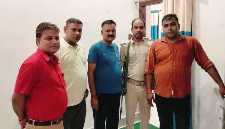 निगरानी अन्वेषण ब्यूरो की टीम की गिरफ्त में दारोगा उमेश राम