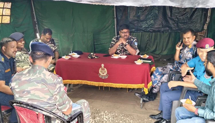 बैठक करते 56वीं वाहिनी SSB के सेनानायक शाश्वत कुमार व अन्य अधिकारी।