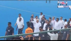 एशियाकप हॉकी के दौरान दर्शकों का अभिवादन करते सीएम व अन्य गणमान्य।