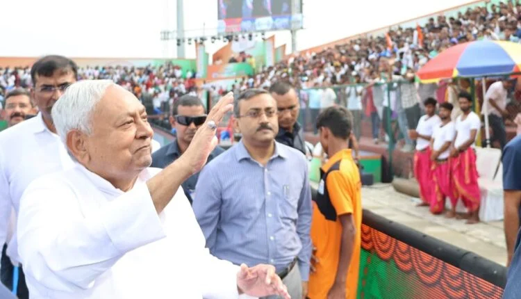 एशिया कप हॉकी 2025 का शुभारंभ करने के बाद दर्शकों का अभिवादन स्वीकार करते मुख्यमंत्री नीतीश कुमार।