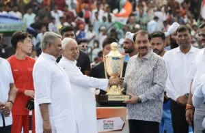 हीरो एशिया कप हॉकी-2025 के कप का अनावरण करते अतिथिगण।