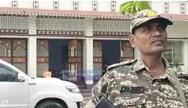 राष्ट्रपति पुरस्कार से सम्मानित मुखिया बबीता देवी घर पर ED की छापेमारी के दौरान बार तैनात सुरक्षाकर्मी।