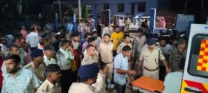 सासाराम ट्रामा सेंटर में घायलों को एंबुलेंस से उतारते स्वास्थ्यकर्मी।