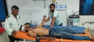 सासाराम ट्रामा सेंटर में घायल की जांच करते डॉक्टर।