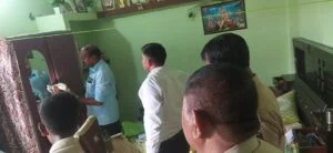 घटनास्थल पर जांच करते फॉरेंसिक एक्सपर्ट व मौजूद पुलिसकर्मी।