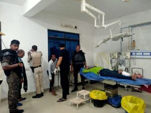 सासाराम के तकिया मुहल्ले में मुठभेड़ के बाद घायल अपराधियों को लेकर सदर अस्पताल पहुंची पुलिस।